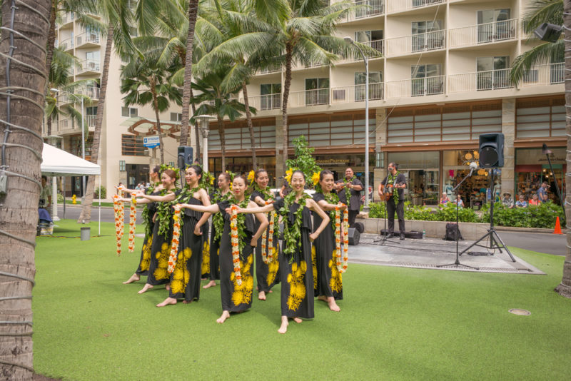 A free hula performance in Waikiki | Theodore Trimmer / Shutterstock.com