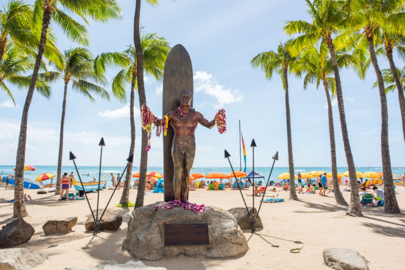 Duke Kahanamoku statue | Michael Gordon / Shutterstock.com