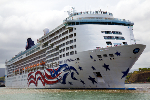 The Pride of America as it leaves Nawiliwili Harbor in Kauai. Editorial credit: A. Michael Brown / Shutterstock.com