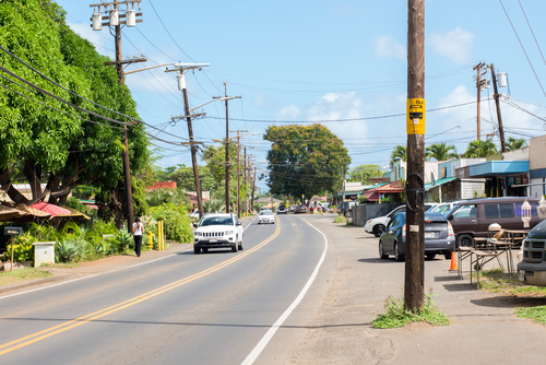 A slow day in Haleiwa with little traffic. Kamehameha Highway (HI 83) is a single road that runs through Haleiwa Town. Editorial credit: Michael Gordon / Shutterstock.com